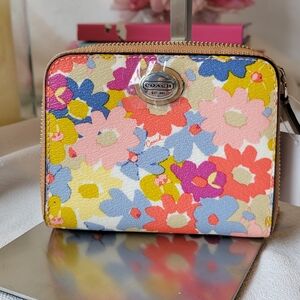 Coach Peyton Floral Small Print Daisy Bi-fold Wallet